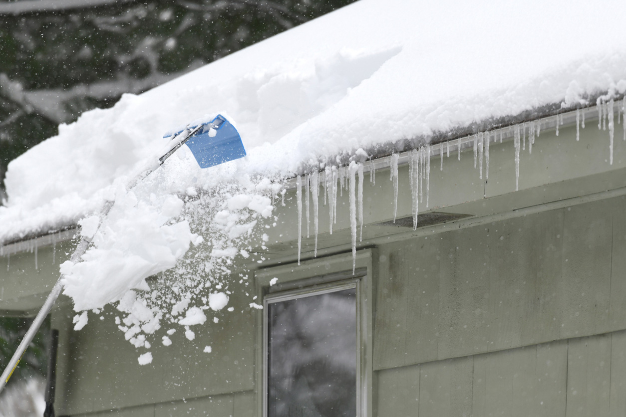 Säker och effektiv borttagning av snö och is från tak för att förebygga skador och olyckor.
